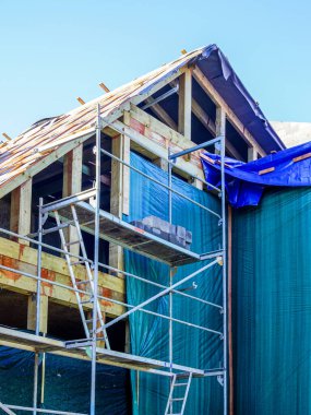 Eski ahşap bir evin modern bir tasarım oteline dönüştürülmesi.