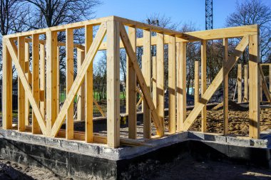 Yeni modern ahşap ev iskeleti beton temel su geçirmez ve zarı olan nemli yalıtım.