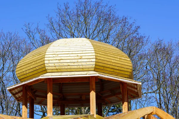 丸いドーム型のタワーフレームを持つ新しい木造建築物のフレーム — ストック写真