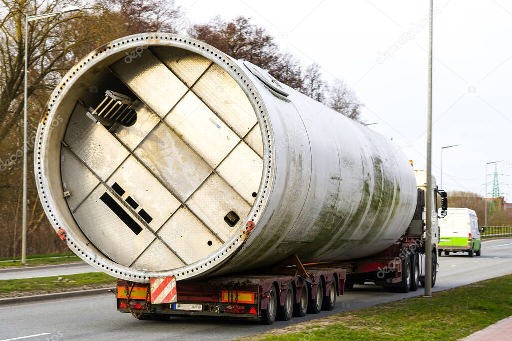 transportation of bulky goods on a traffic road with a heavy-duty trailer