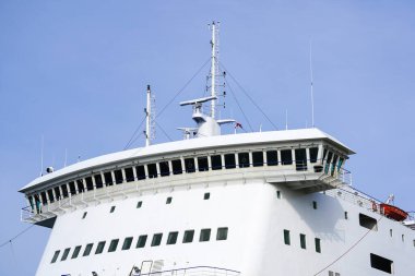 Büyük yolcu feribotunda radar sistemi olan beyaz kaptan köprüsü.
