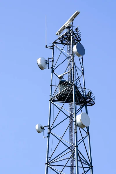 Věž Pobřežním Přehledovým Radarovým Systémem Různými Komunikačními Přístroji Pozadí Modré — Stock fotografie