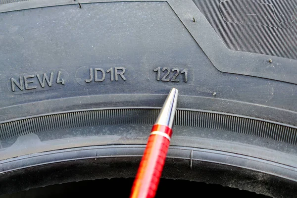 Lastik üretiminin hafta ve yılı belirlenen yeni lastiğin yan görüntüsü