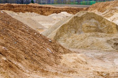 Bir çakıl taşı ve taş ocağının farklı kesirlerdeki malzemelerle dolu görüntüsü