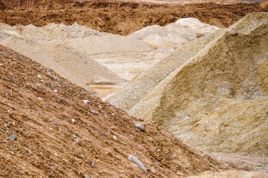 Bir çakıl taşı ve taş ocağının farklı kesirlerdeki malzemelerle dolu görüntüsü