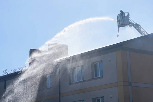 Bombeiro Extingue Telhado Uma Casa Apartamento Com Jato Água Uma — Fotografia de Stock