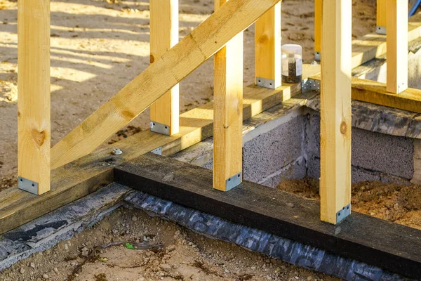 Basit hafif ahşap çerçeve yapısı, temel su geçirmezliği.