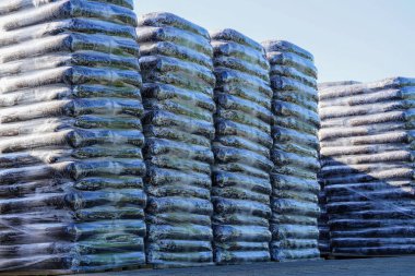 Büyük saydam plastik torbalar dolusu toprak turbası.