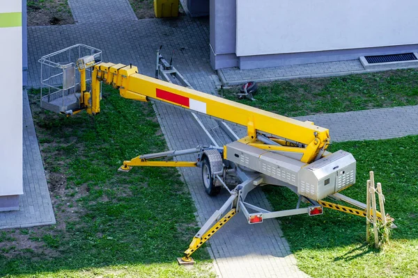 Inspection House Facade Help Modern Mobile Self Propelled Hydraulic Lifting — Stock Photo, Image