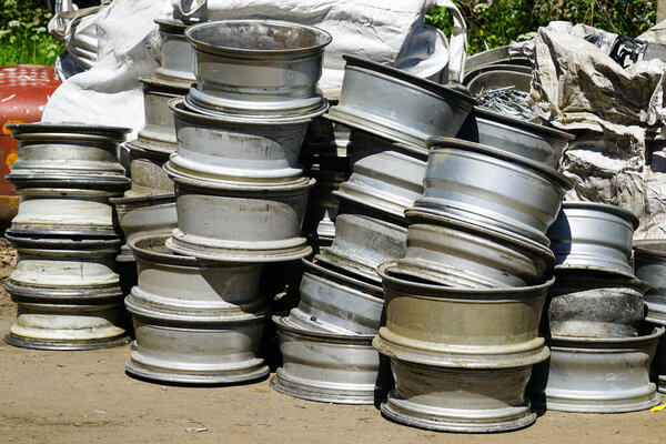 использованные колеса легковых автомобилей в компании по закупке металлолома