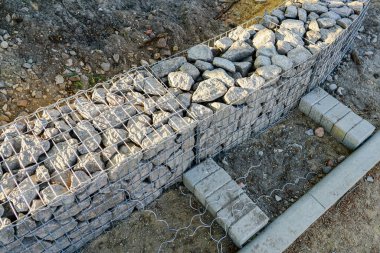 Modern bir şehir parkı çevresel nesne gelişimi, taşlarla çevrili çelik örgüden Gabion çit duvarı