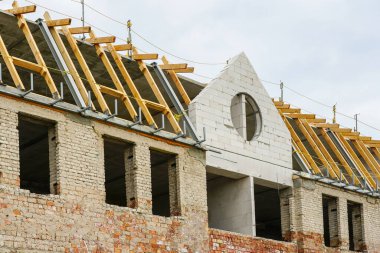 Eski bir tuğla evin yeniden inşası, yaşamak için tavan arası inşaatı.