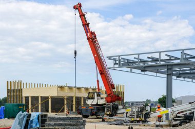 Yeni bir modern benzin istasyonu ve bir dükkan ve hizmet binası inşa ediliyor.