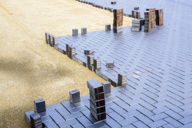 Modern tasarım parke taşlarını düz bir zemine sermek.