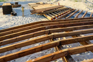 Baltık Denizi 'nin kumlu sahilinde yeni bir ahşap teras döşemesi inşa ediliyor.