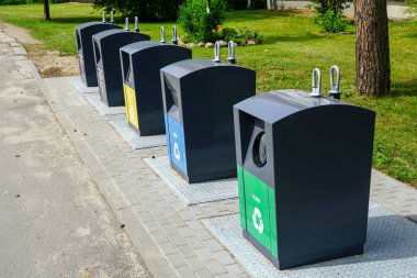 Bir şehir caddesinde beş farklı çöp konteynırı