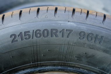 Lastik genişliği, yüksekliği ve tekerlek çapı olan yeni lastiğin yan görünümü