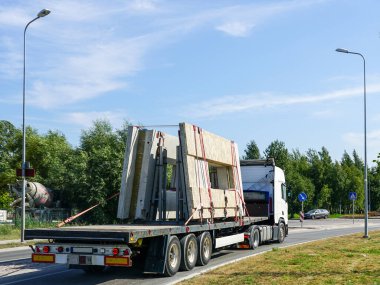 Ev yapımı için güçlendirilmiş beton duvar panellerinin özel bir kamyonla taşınması