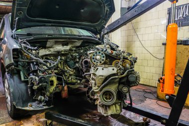 Katlanan hidrolik vinç yardımıyla hasarlı bir motoru arabadan sökmek