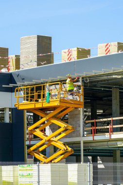 Yeni bir fabrika metalinin arka planında sarı makas gerdirme