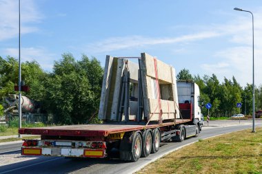 Ev yapımı için güçlendirilmiş beton duvar panellerinin özel bir kamyonla taşınması