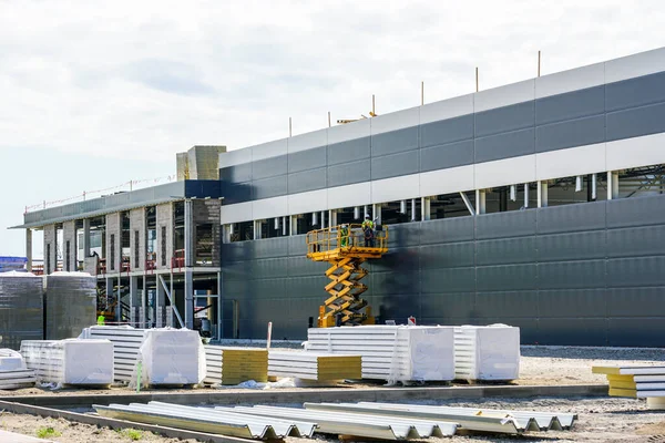 Bitmemiş fabrika duvarı sandviç tipi panellerle kaplı.