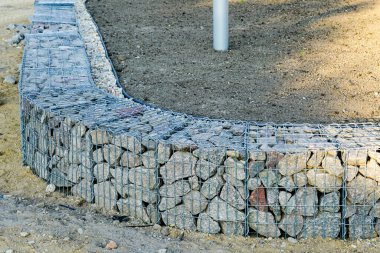 Modern bir şehir parkı çevresel nesne gelişimi, taşlarla çevrili çelik örgüden Gabion çit duvarı