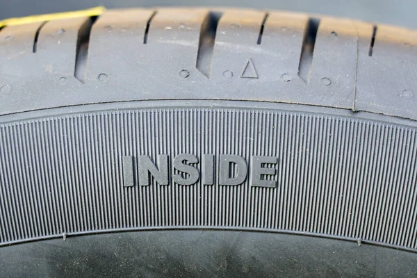 Texto Flanco Del Neumático Indicando Dirección Para Usar Los Neumáticos — Foto de Stock