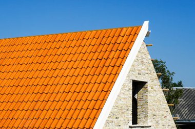 Tarihi bir tuğla evin restorasyonu, baca onarımı ve çatı kil kiremitlerinin değiştirilmesi