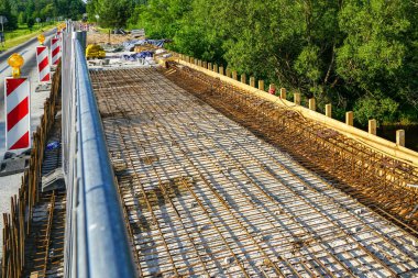 Kırsal kesimdeki nehir üzerinde güçlendirilmiş küçük bir köprünün yeniden inşası.