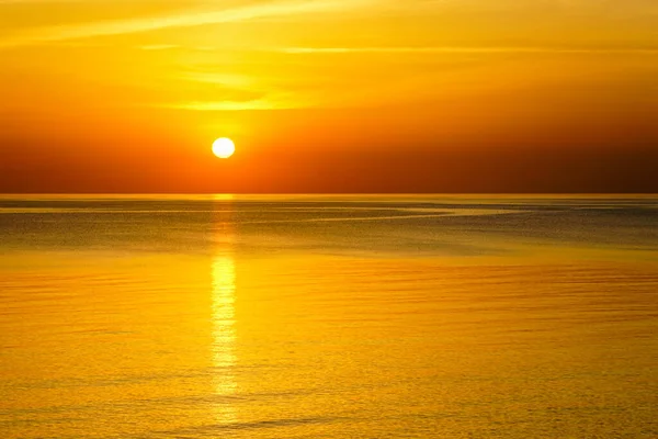 Belo Pôr Sol Mar Báltico Sol Acima Horizonte Com Reflexão — Fotografia de Stock