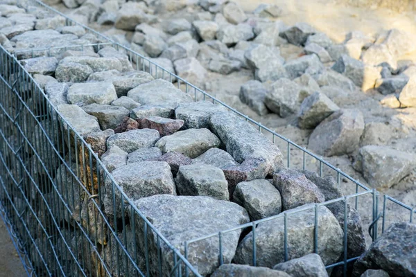 Строительство Современного Городского Парка Забор Стальной Сетки Камнями — стоковое фото
