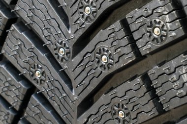 Metal çivili makro lastik izleri, karmaşık kauçuk desenler, kabza tasarımı ve buzlu ve karlı yol tutuşu.