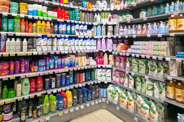 Liepaja, Letonya - 04 Ocak 2026: Şampuan, sıvı sabun, vücut yıkama ve kişisel hijyen ürünleri sergilenen iyi stoklanmış süpermarket koridoru