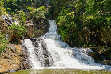 Datanla Şelalesi yoğun yeşillik boyunca kayalık katlara doğru incelikle yuvarlanarak Da Lat tropikal dağlık bölgelerinde huzurlu bir kaçış sunuyor.