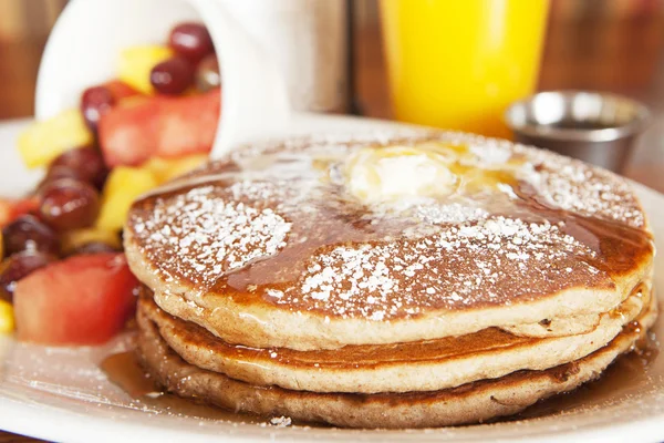 Empilement de crêpes aux fruits — Photo