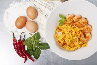 Makarna karides ve pul biber ile