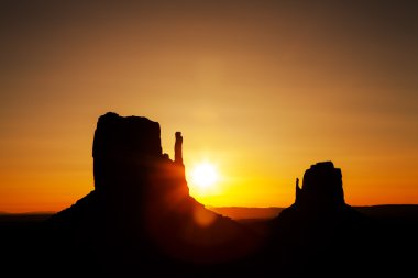 Monument Valley altın gündoğumu