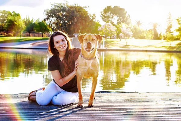 Chica y perro en el parque — Foto de Stock