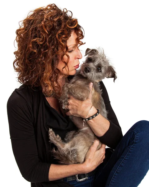 Mulher com cachorro pequeno — Fotografia de Stock