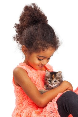 Beyaz yavru kedi ile mutlu küçük kız