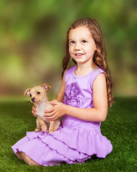 Cute Girl en Puppy op gras — Stockfoto