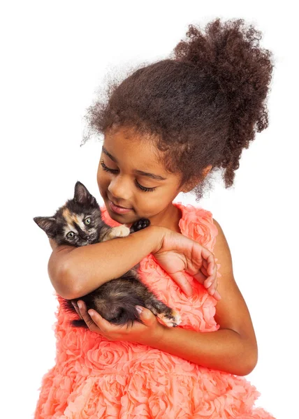 Roztomilá holka drží koťátko nad bílá — Stock fotografie