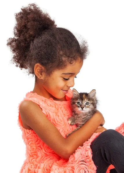 Nettes Mädchen mit Kätzchen schaut in die Kamera — Stockfoto