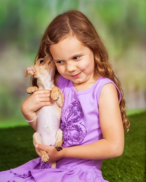 Schattig klein meisje, zittend op het gras — Stockfoto