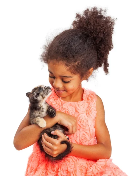 Menina e gatinho olhando um para o outro — Fotografia de Stock