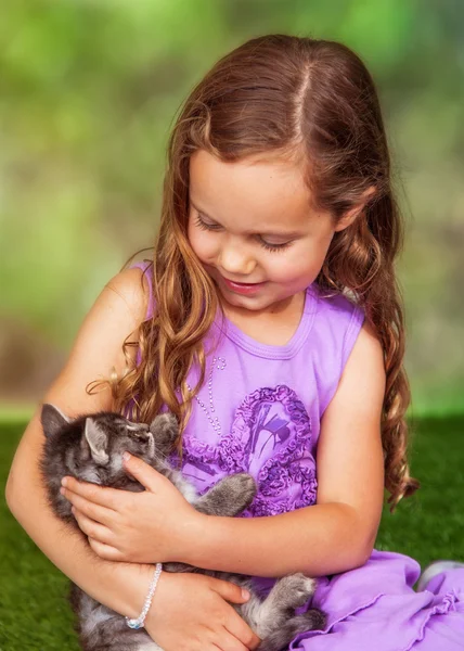 Meisje en Kitten zittend op het gras — Stockfoto