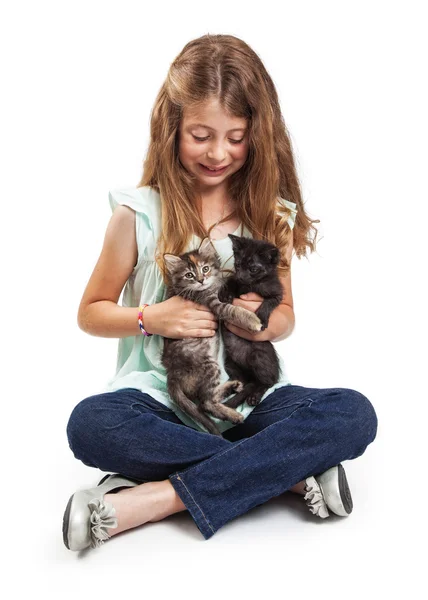 Mädchen hält zwei Kätzchen — Stockfoto