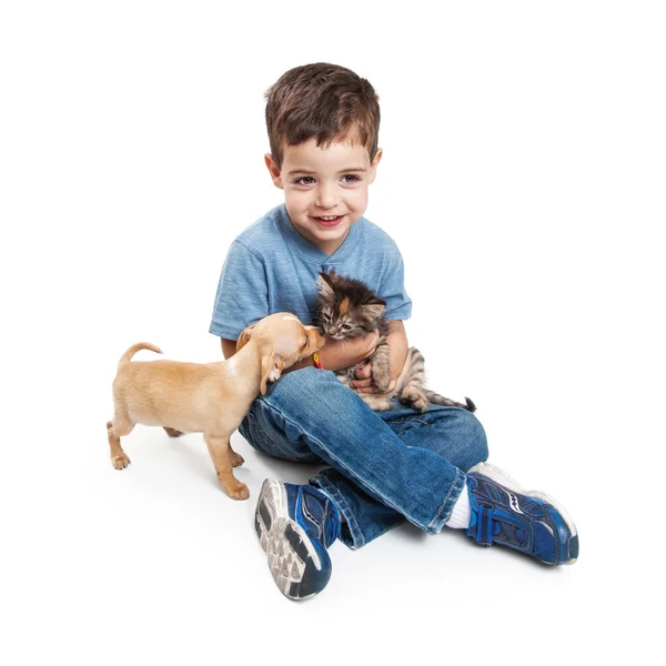 Glücklicher Junge mit Welpe und Kätzchen — Stockfoto