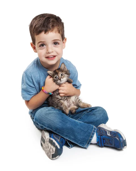 Glücklicher kleiner Junge mit Kätzchen — Stockfoto